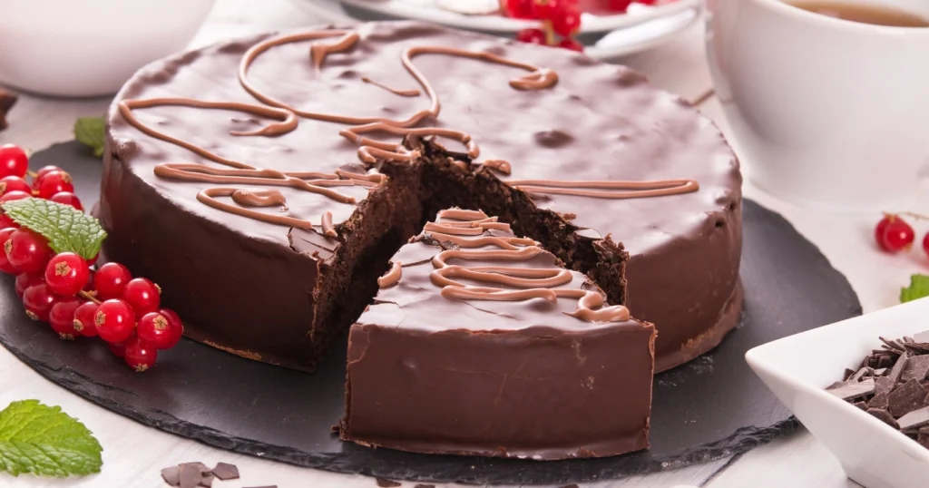 Sachertorte Rezept – Original österreichische Schokoladentorte mit Aprikosenmarmelade und glänzender Schokoladenglasur