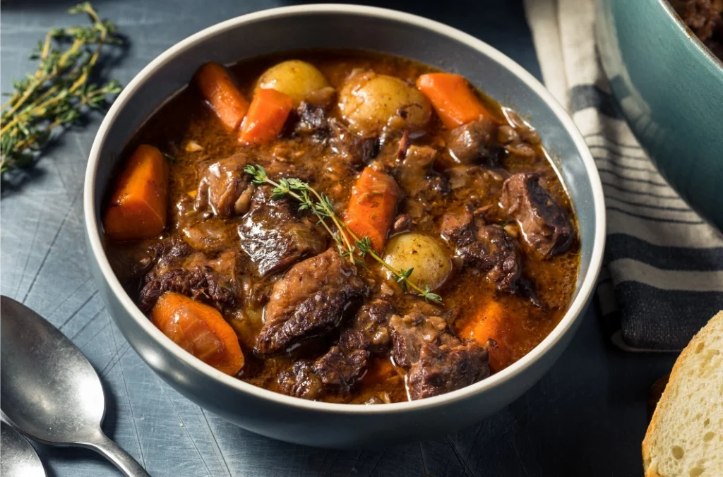 Dutch Oven Rezepte – Einfache und leckere Schmorgerichte, ideal für Camping, Grillabende oder gemütliche Familienessen.