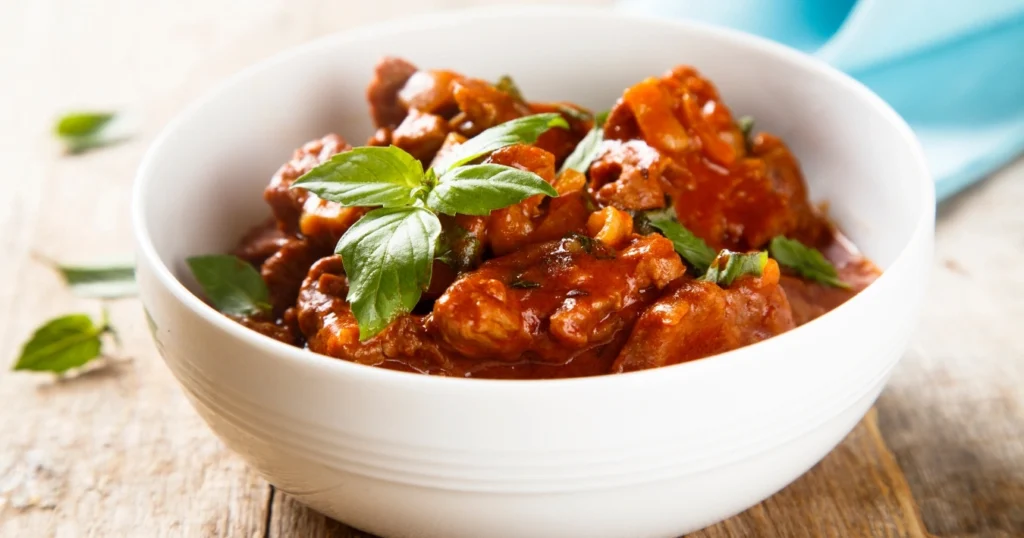 Gulasch Rezept – Herzhaftes ungarisches Schmorgericht mit zartem Rindfleisch, Paprika und aromatischen Gewürzen.