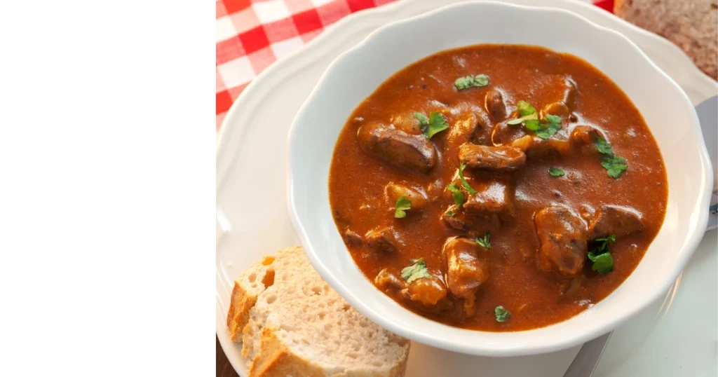 Gulasch Rezept – Einfache und schnelle Zubereitung für ein köstliches Schmorgericht mit Rindfleisch und würziger Sauce