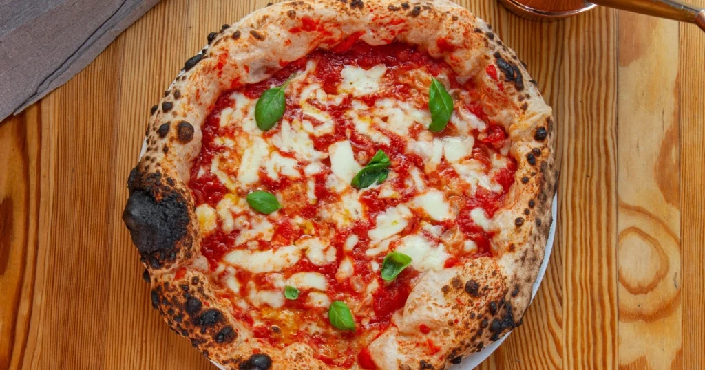 Pizza Margherita – Der authentische Geschmack Italiens mit dünnem Teig und frischen Zutaten