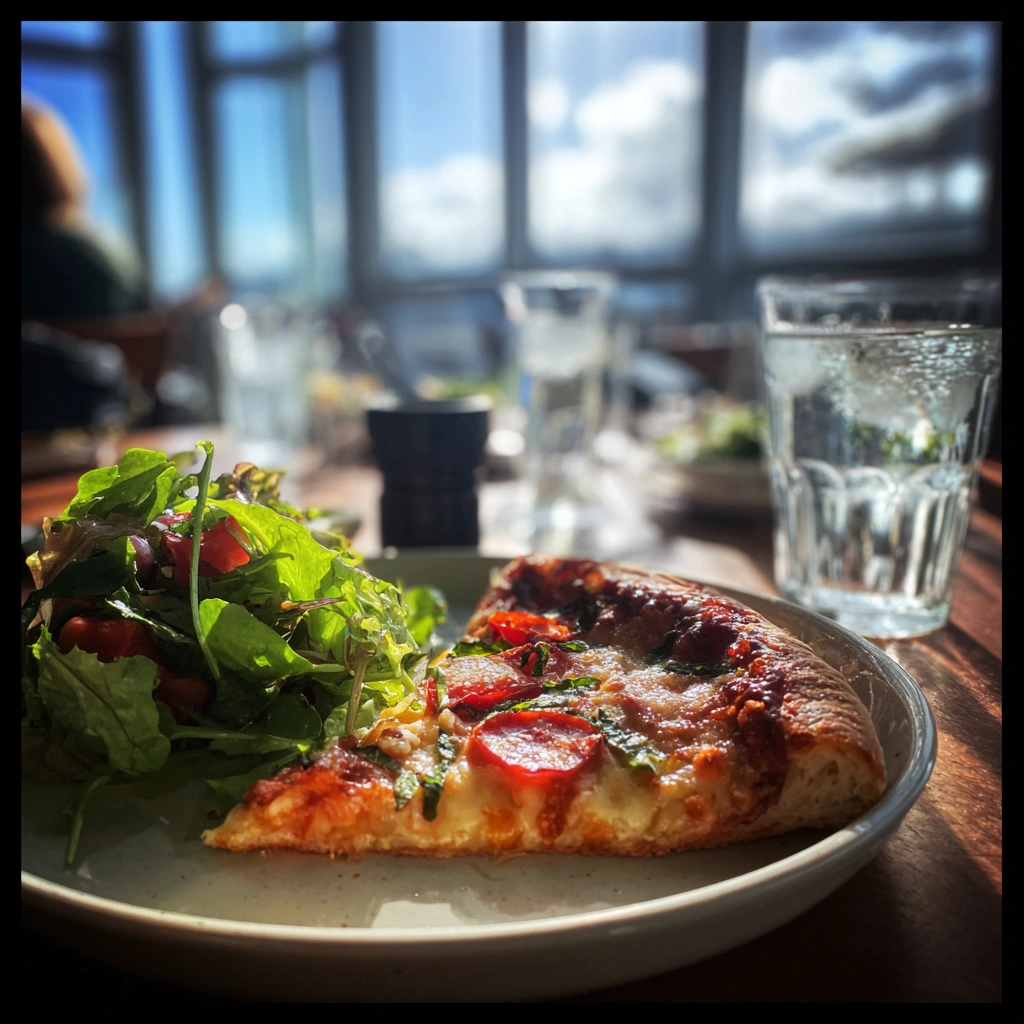 Frau hält ein Stück kalorien pizza mit geschmolzenem Käse, im Hintergrund sonniger Garten.